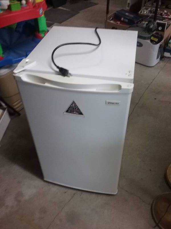 lot 32 image: Magic Chef RefridgeratorFreezer, works great, 33x19x21