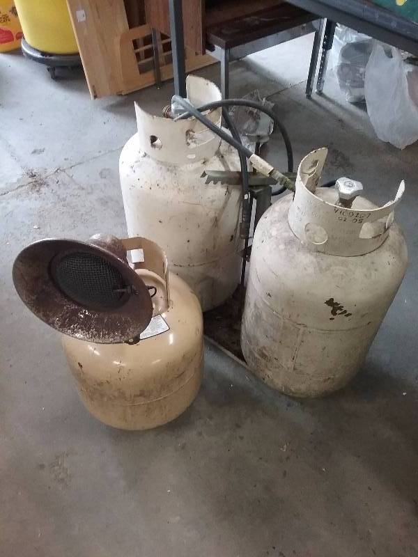 lot 39 image: Lot - (2) 30lb Propane Tanks & (1) 20llb wSingle Mister Heater