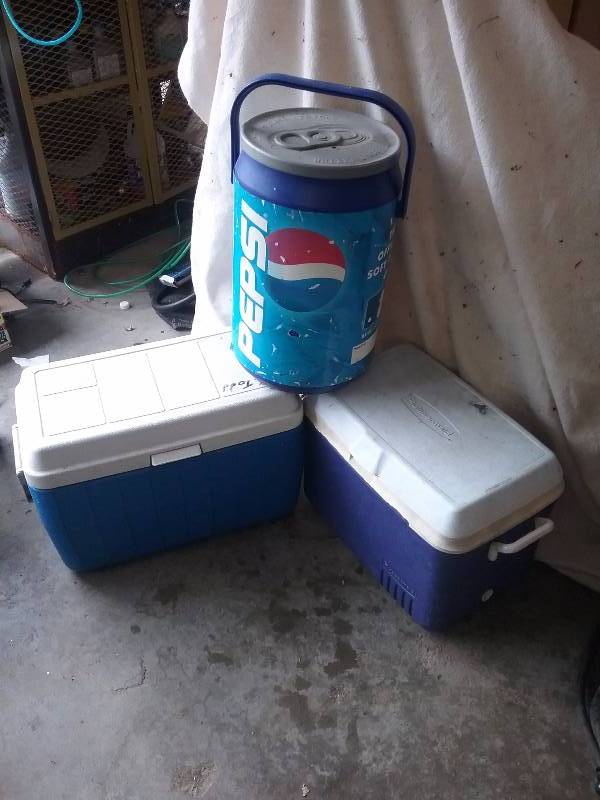 lot 44 image: Lot - Coolers