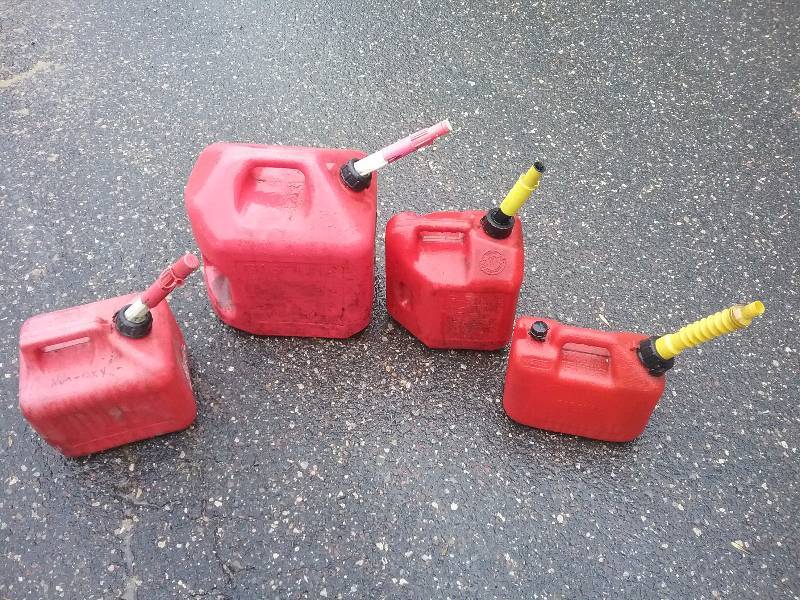 lot 49 image: Lot - Misc Plastic Gas Containers