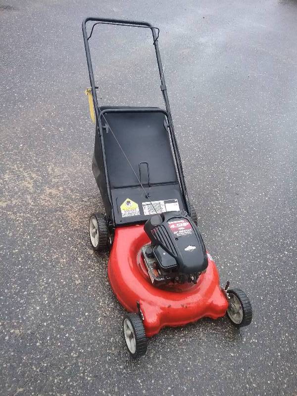 lot 51 image: Yard Machine Lawn Mower,  4.5hp, 21 cut, Rear BagMulcher, runs great