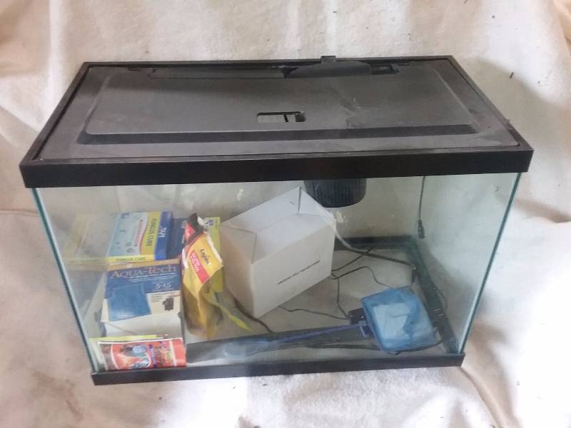 lot 77 image: Fish Tank & Accessories, 17x24x13
