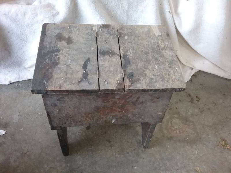 lot 82 image: Vintage Shoe Shine Stool & Items