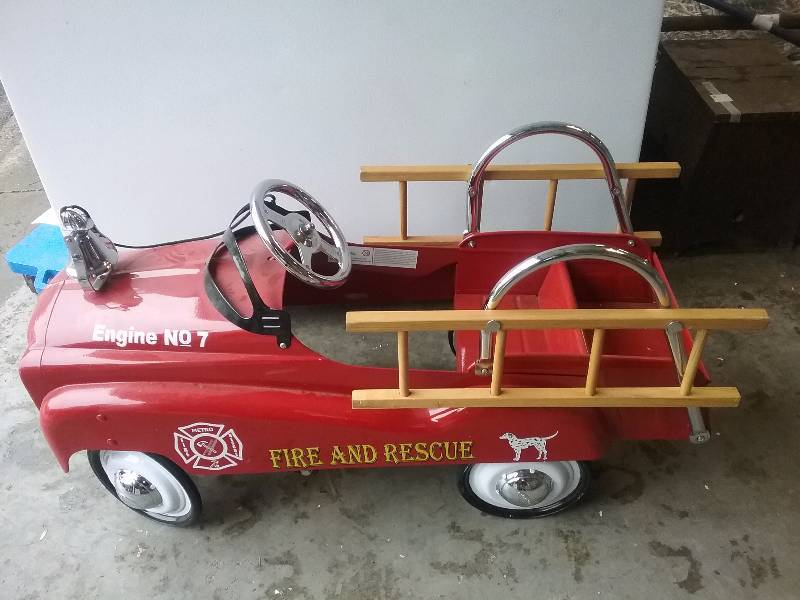 lot 86 image: Childs Fire & Rescue Pedal Car, Metal