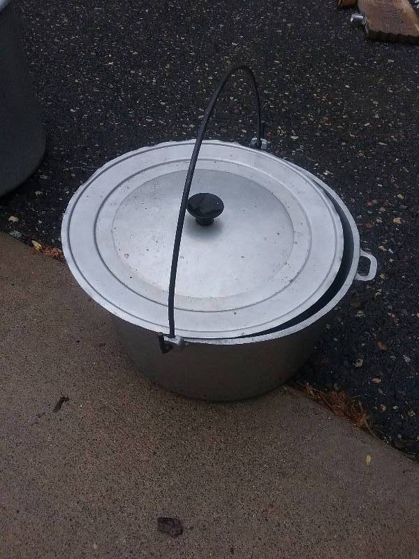 lot 93 image: Aluminum Pot with Cover & Handle, 7h x 12r