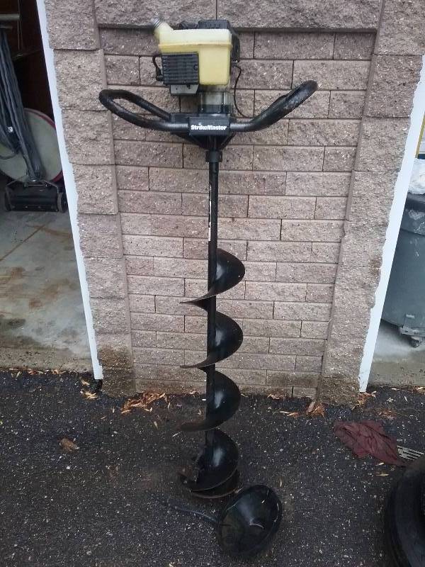 lot 98 image: Strikemaster 8 Auger, starts with starter fluid but does not stay running