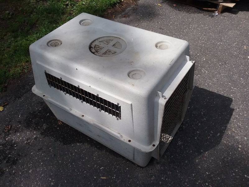 lot 116 image: Large Dog Kennel