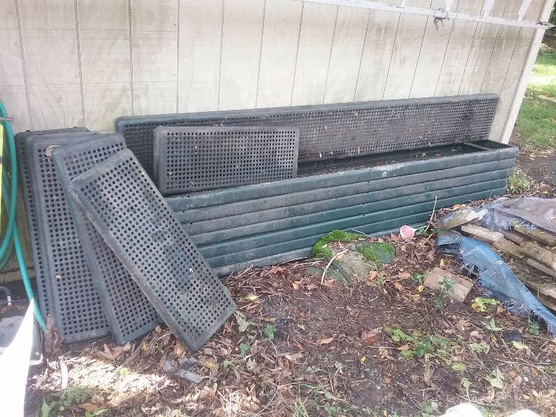lot 119 image: Lot - Green Plastic Coated Heavy Duty Bench Seats (no bases), (8) 8FT & (6) 30