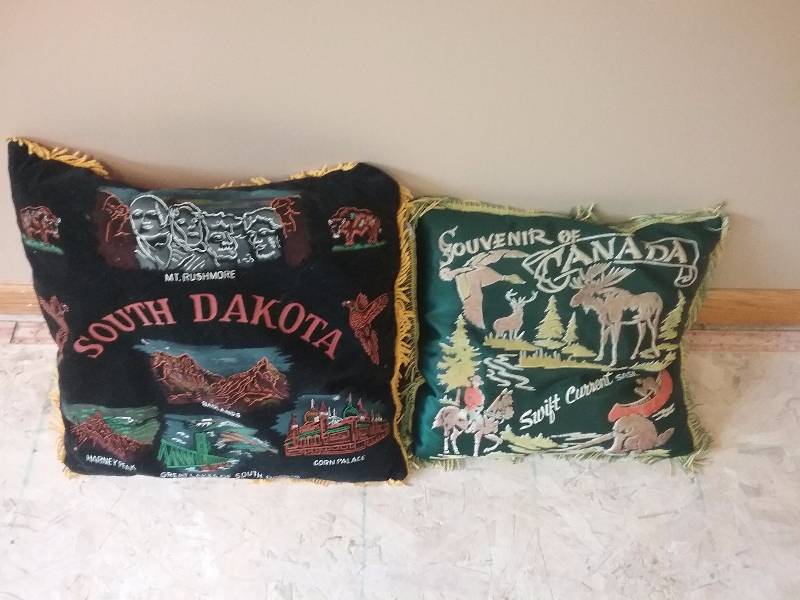 lot 123 image: Lot - Vintage Souvinor Pillow - Canada & South Dakota