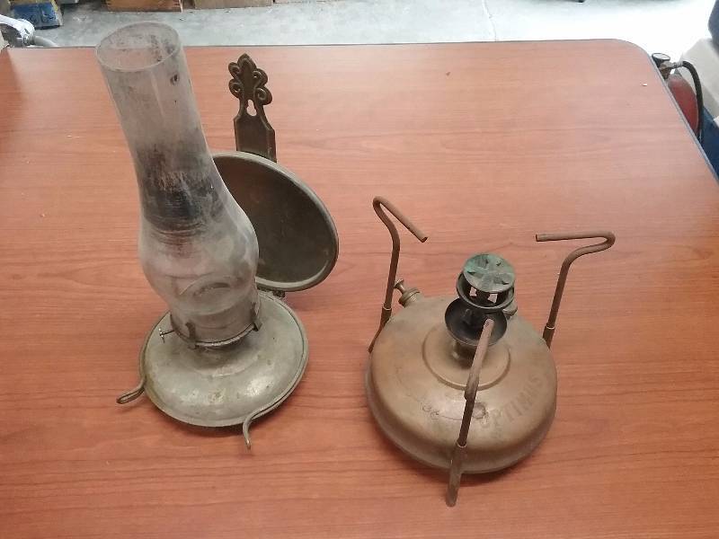 lot 156 image: Lot - Antique Optimus No 45 Oil Lamp Base & Other Oil Lamp