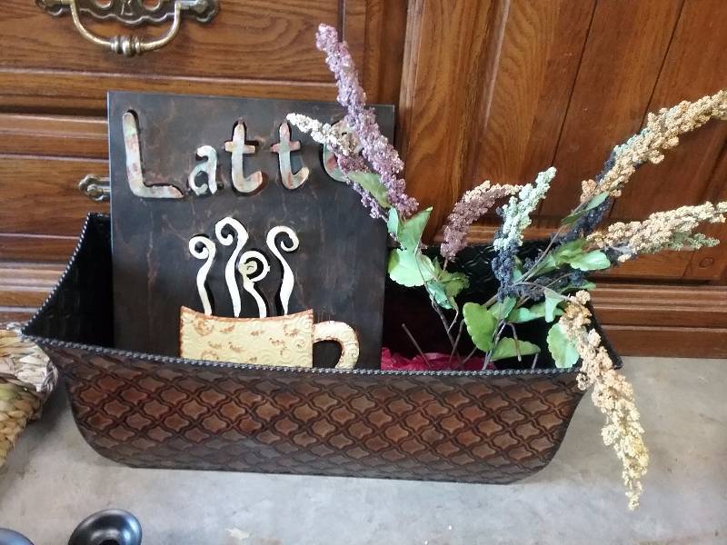 lot 176 image: Lot - Metal Panter, Metal Latte Wall Dcor, Misc Baskets