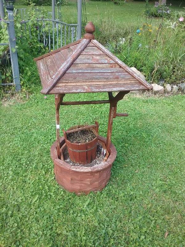 lot 177 image: Wood Garden Wishing Well