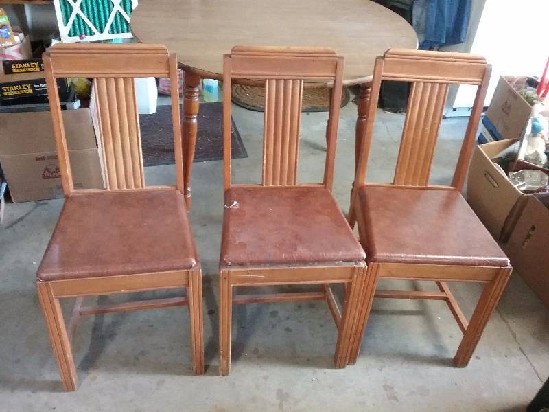 lot 193 image: Round Dining Room Table and 3 Chairs
