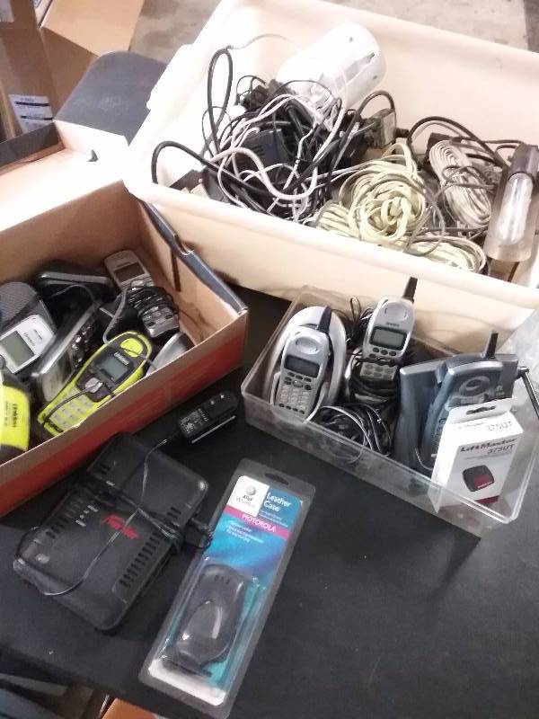 lot 198 image: Lot - Misc Phones & Charger Sets