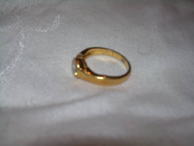 SZ 7 GOLD AND DIAMOND RING