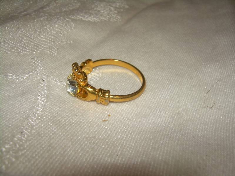 SZ 7 GOLD AND DIAMOND RING