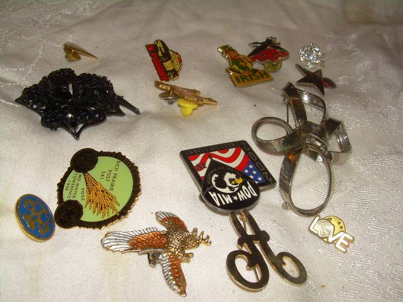 COLLECTIBLE BROOCHES AND PINS