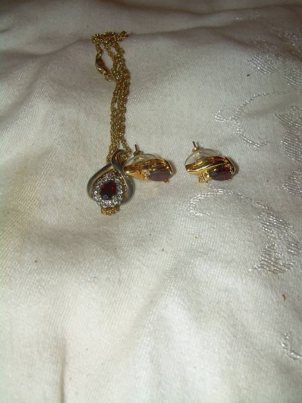 GOLD AND RUBY EARINGS AND NECKLACE