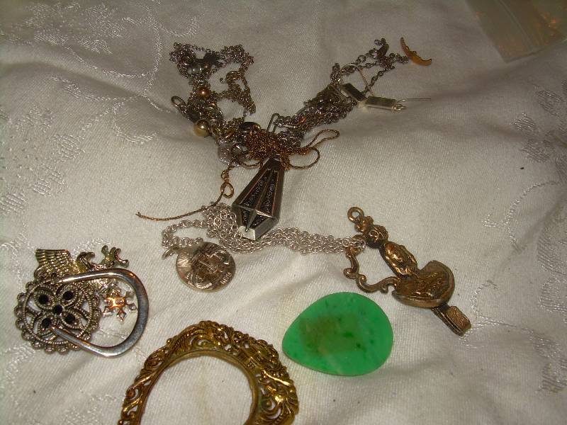 VINTAGE GOLD AND SILVER JEWLERY