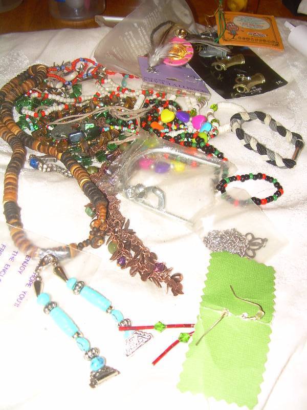 VINTAGE GOLD AND SILVER JEWLERY