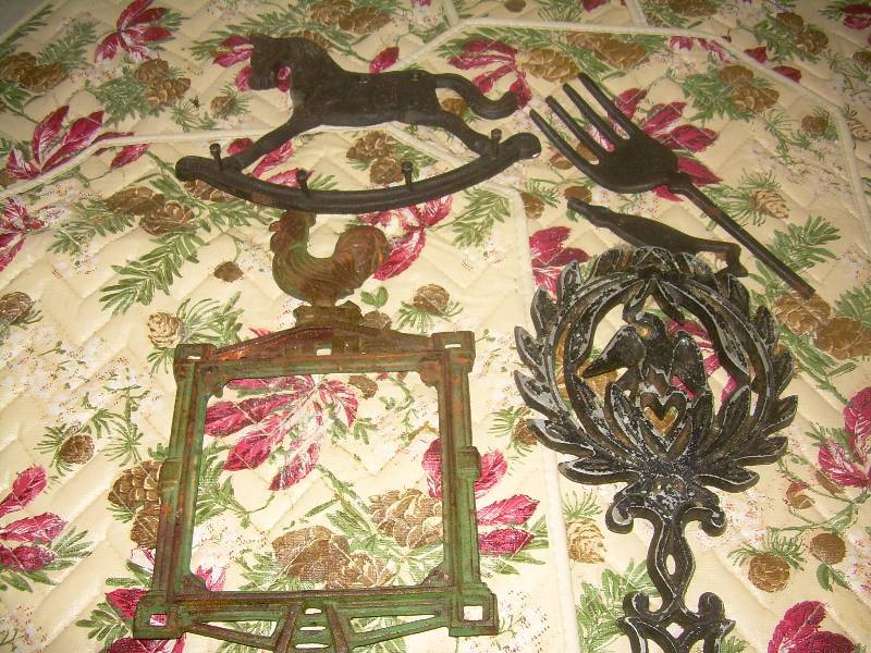 VINTAGE CASR IRON TRIVETS AND HORSE HANGER