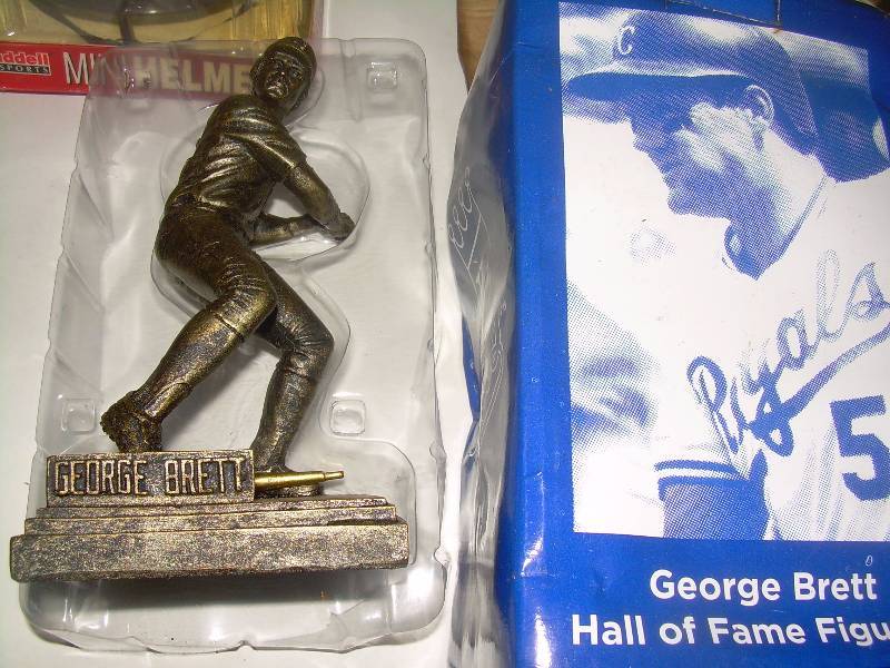 MINI VIKINGS HELMET AND BRETT HALL OF FRAME FIGURENE
