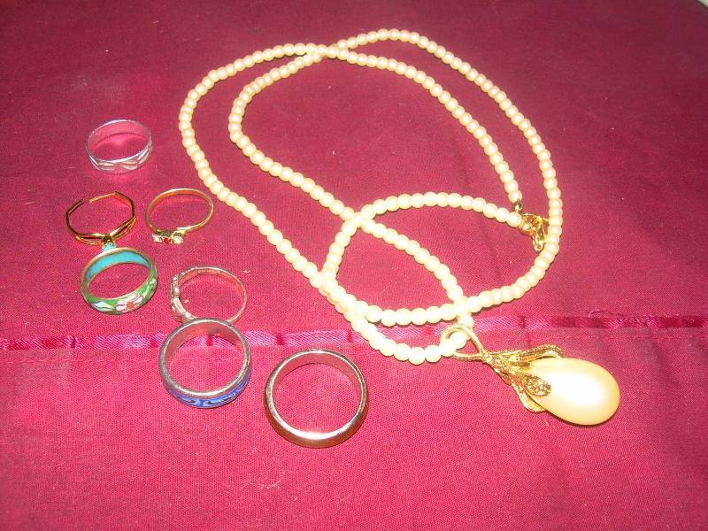 PEARL NECKLACE AND EARINGS