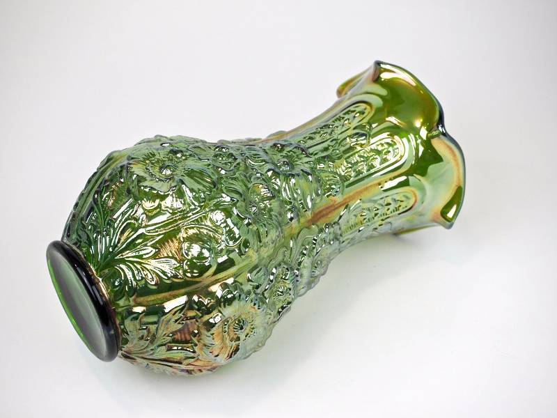 lot 13 image: Imperial Emerald Green Poppy Show vase