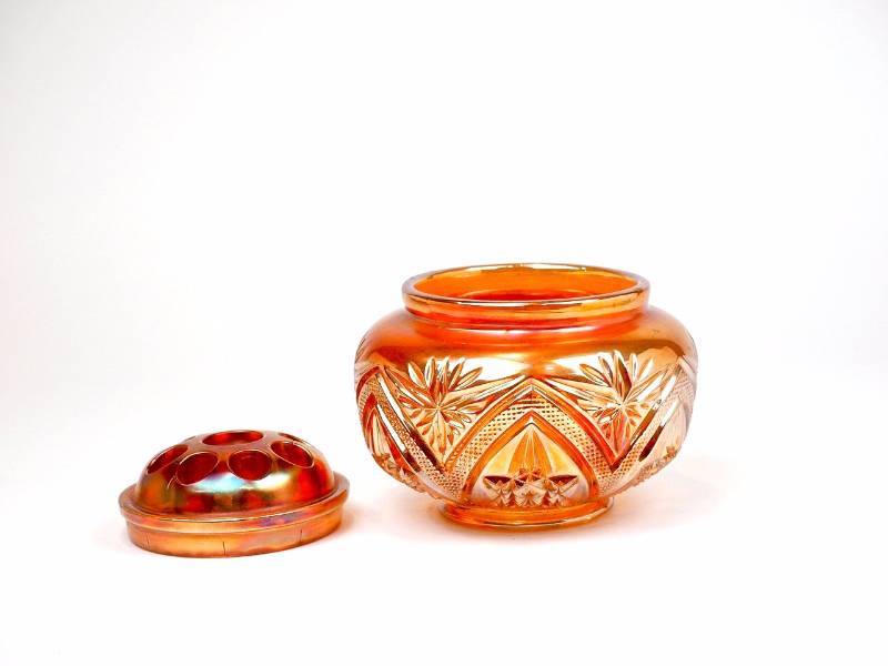 lot 16 image: Brockwitz Marigold Curved Star Flower Pot w Frog