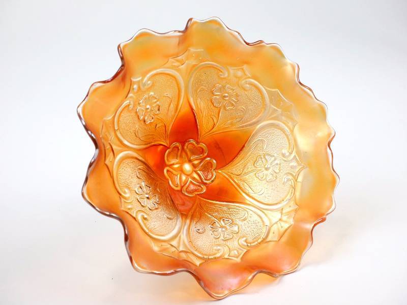 lot 23 image: Dugan Ruffled 5 Hearts Footed Bowl, Marigold