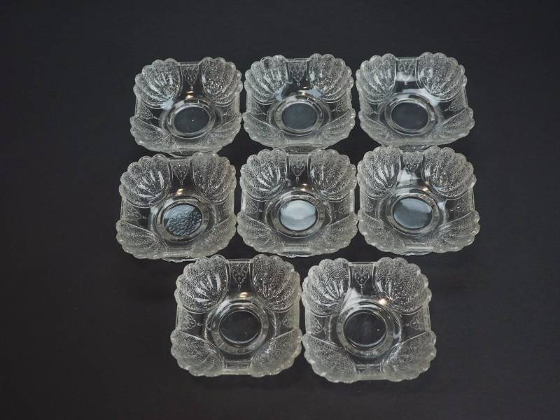 lot 34 image: Duncan EAPG Shell and Tassel sauce dish or ice cream bowls - Set of 8