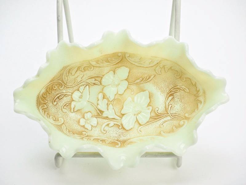 lot 39 image: Northwood Poppy Pickly Dish, Custard Glass with Nutmeg stain - Rare