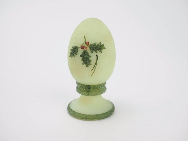 lot 89 image: Fenton Custard Egg w Holly Design