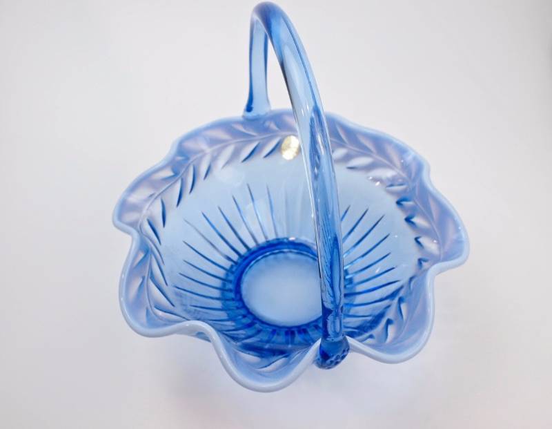 lot 92 image: Tiara Exclusives Large Ice Bluel Laurel Basket