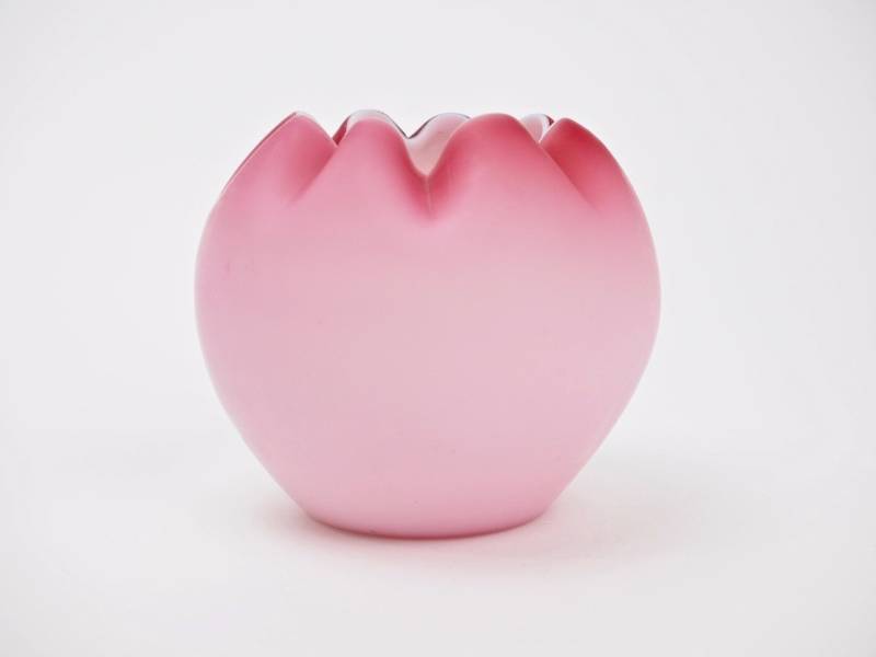 lot 93 image: Blown Cased Glass Stain Finish Rose Bowl