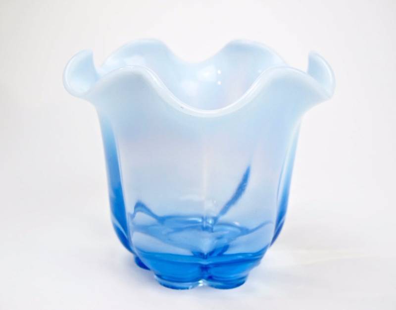 lot 112 image: Duncan Miller Blue Opalescent Canterbury Ice Bucket, Art Glass Vase