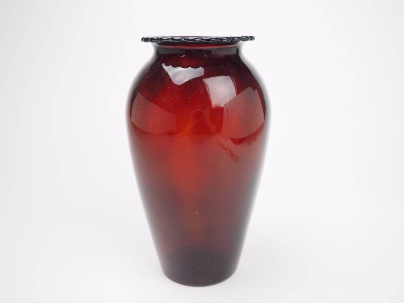 lot 128 image: Early Anchor Hocking Deep Amber Flower Vase