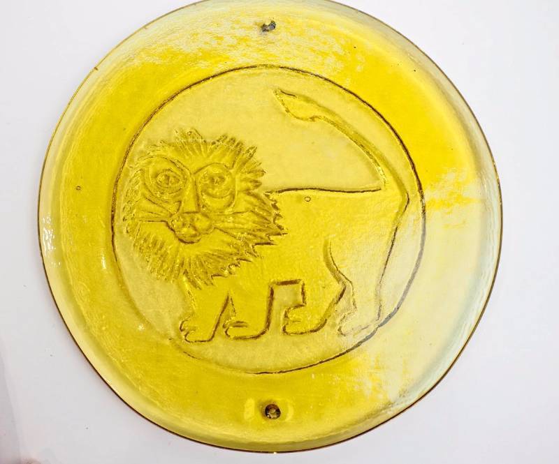 lot 134 image: Blenko Yelllow Leo Lion Sun Catcher, 9 12 round