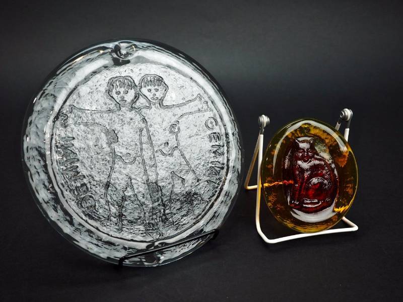 lot 135 image: Blenko Clear Geminii and Amberina Cat Sun Catchers