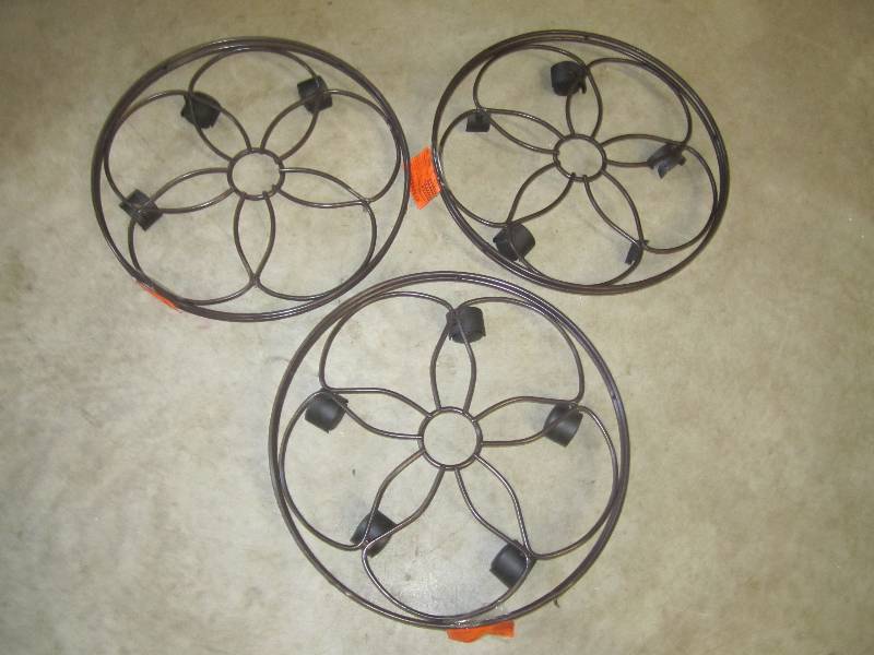 lot 14 image: Lot of 3 16 Down Under Plant Caddi...