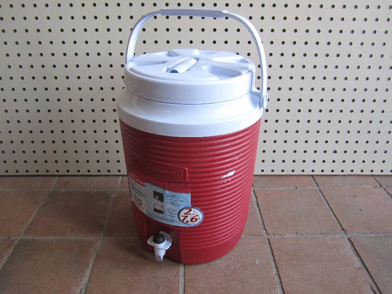lot 15 image: Rubbermaid 2 gallon Water Jug with ...