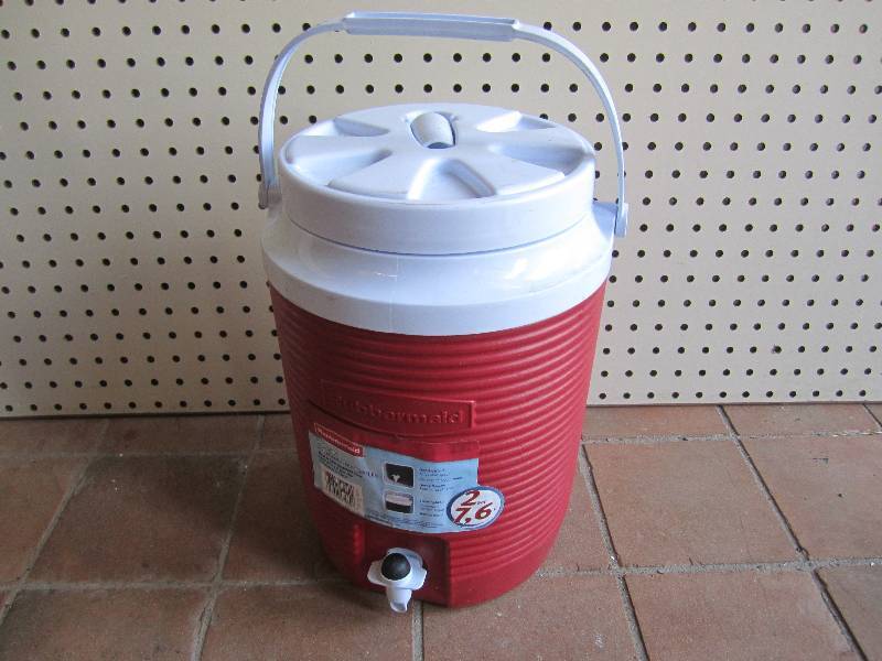 lot 16 image: Rubbermaid 2 gallon Water Jug with ...