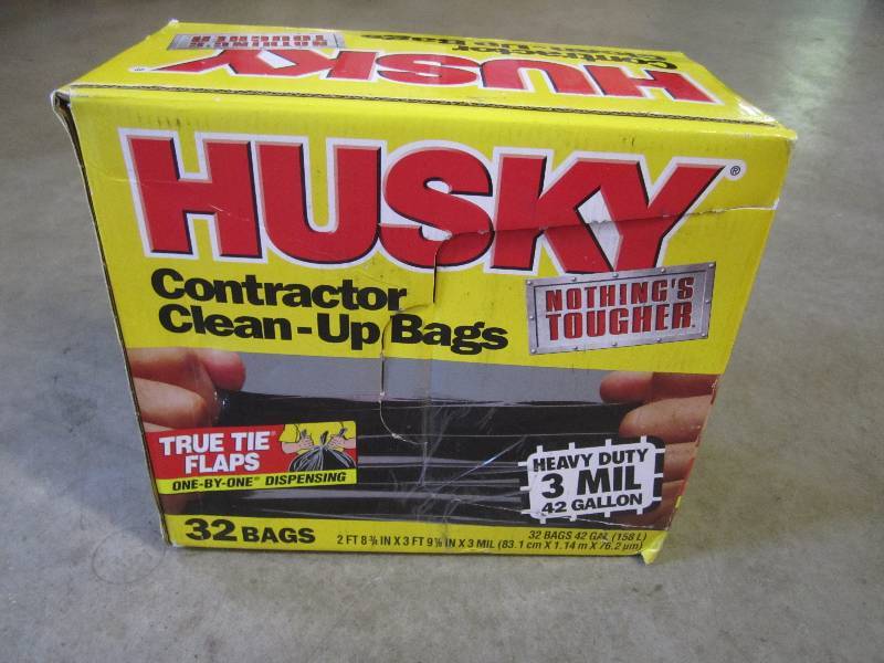 lot 21 image: Box of 32 Husky Contractor Bags 42 ...