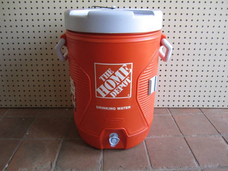 lot 33 image: Rubbermaid 5 gallon Water Jug ...