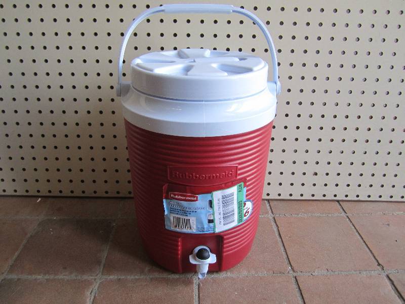 lot 34 image: Rubbermaid 2 gallon Water Jug with ...