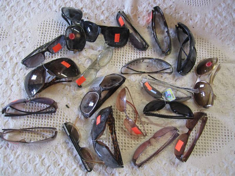 lot 75 image: Lot of 20 misc style sunglasses. Lo...
