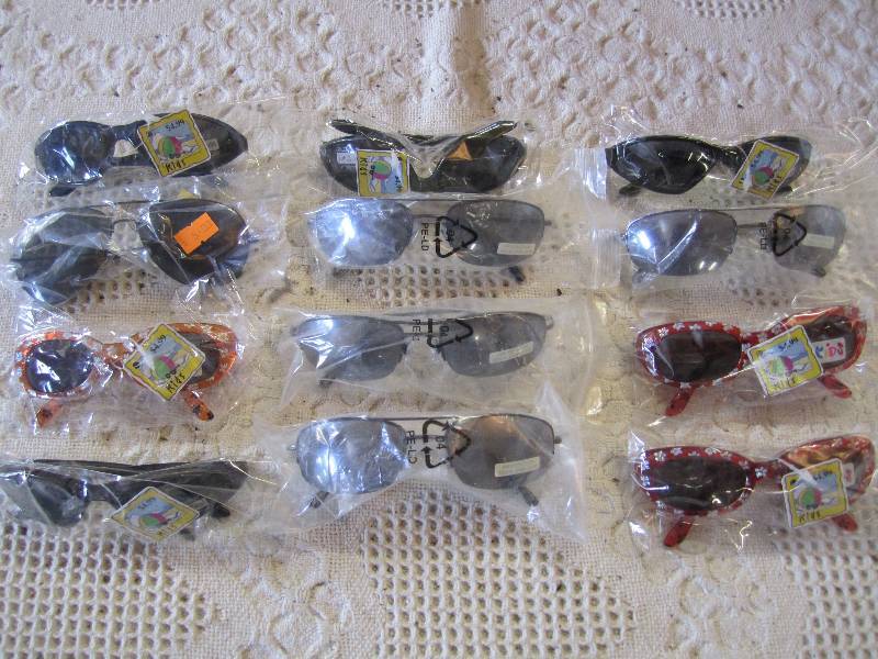 lot 77 image: Lot of 12 misc style sunglasses in ...
