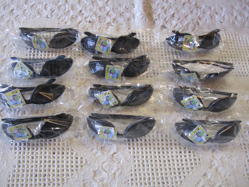 lot 78 image: Lot of 12 kids sunglasses in packag...