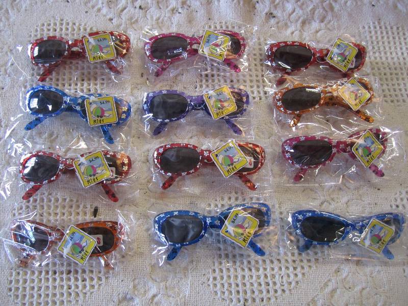 lot 79 image: Lot of 12 kids sunglasses in packag...