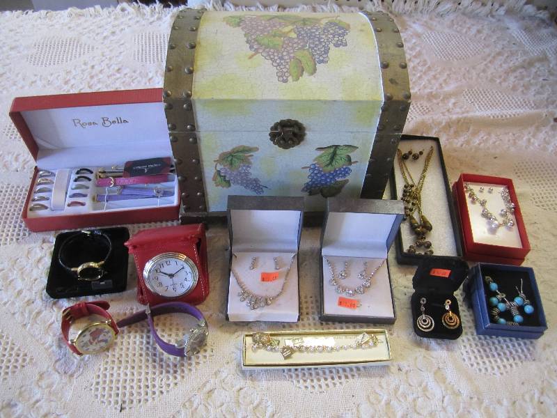lot 82 image: Lot of misc costume jewelry watches...